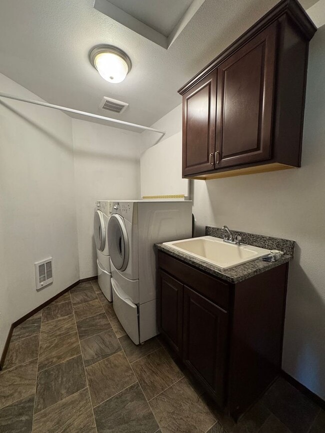 Building Photo - Spacious 5-Bedroom Home with Bonus Living ...