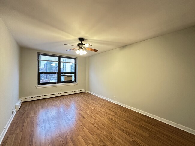 Building Photo - 450 W Wellington Ave