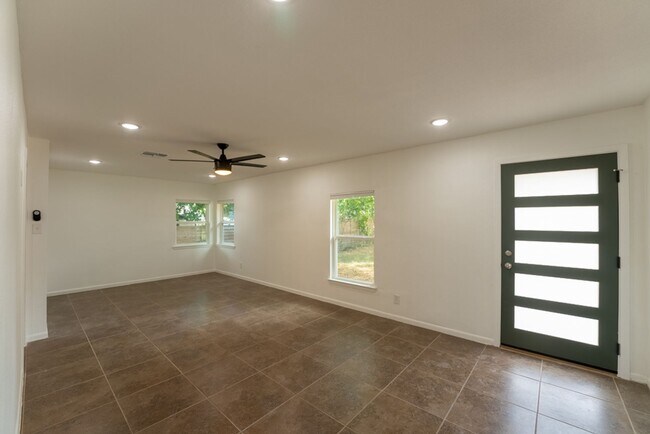 Building Photo - Hidden Gem | 4 bed 3 bath home in highly sought after Windsor Park!!!