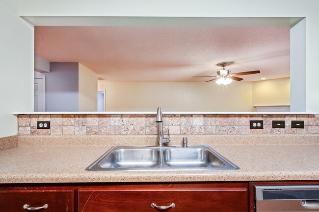 Building Photo - 117 Vancouver Rd