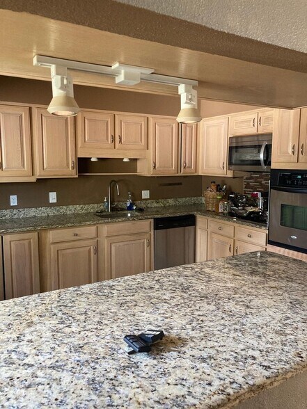 Building Photo - 6068 Vivian Ct