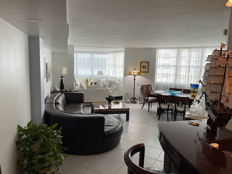 Building Photo - 905 Brickell Bay Dr