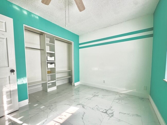 Building Photo - 3005 1/2 NW 68th St, 9D