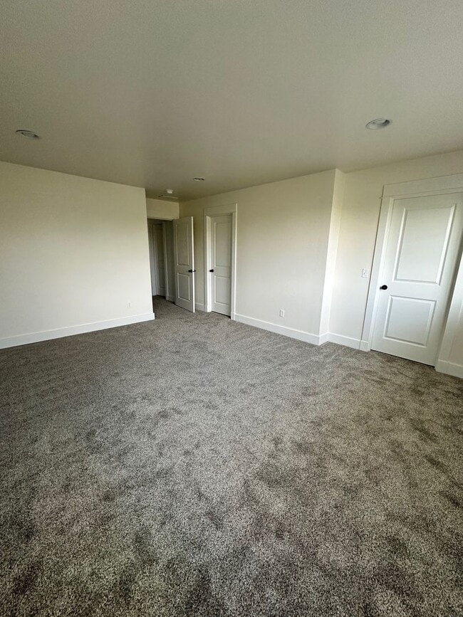 Building Photo - Beautiful 4 bedroom townhome