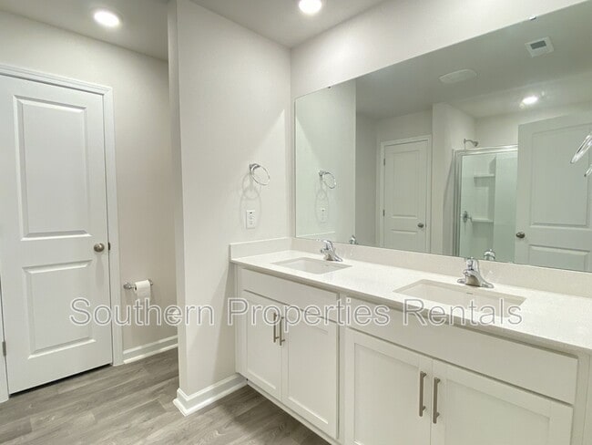 Building Photo - 232 David Hl Dr