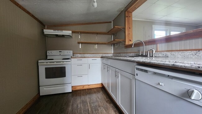 Building Photo - Renovated House for Rent
