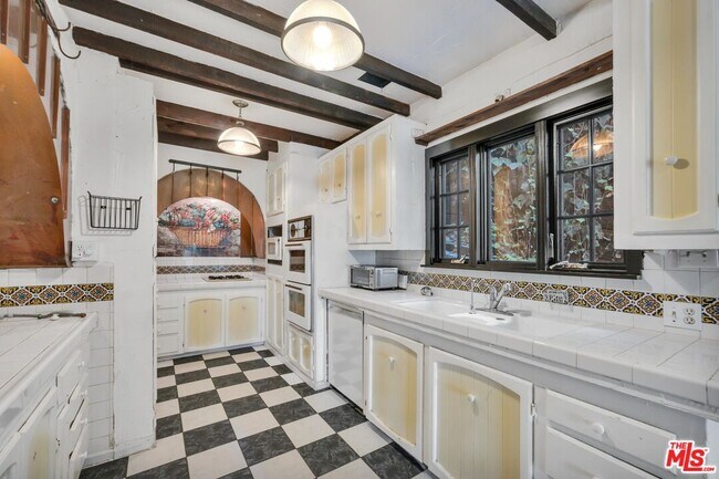 Building Photo - 1570 Sanborn Ave