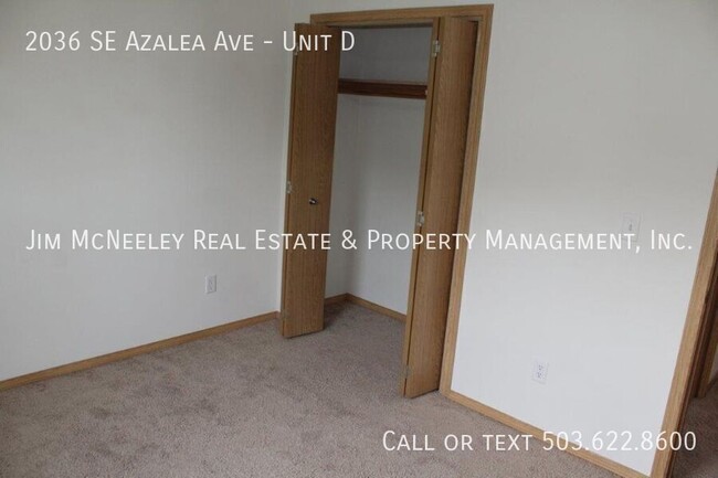 Building Photo - Sorry, no pets! Upper Level Unit with an O...