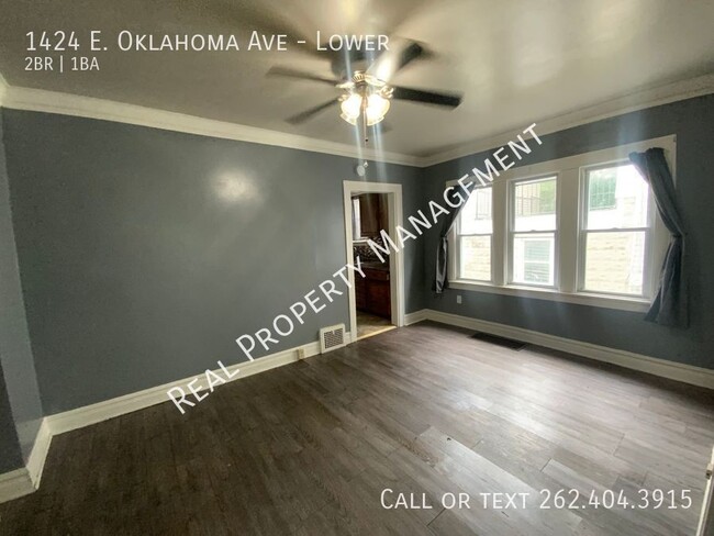 Building Photo - Recently Updated 2 Bedroom Lower Duplex