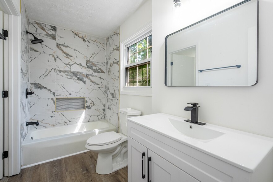 Building Photo - 6310 Thornhedge Dr