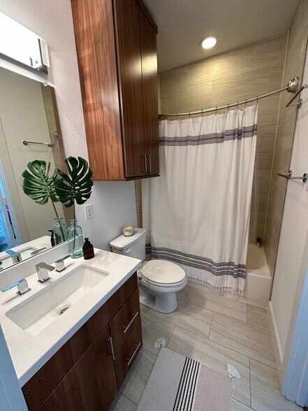 Building Photo - 5705 Bryan Pky