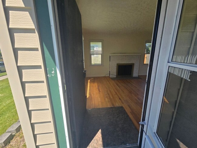 Building Photo - Beautiful North Side Home! Available Now!