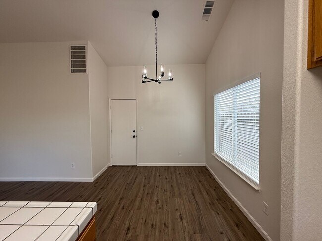 Building Photo - Newly updated single story 3 bedroom!