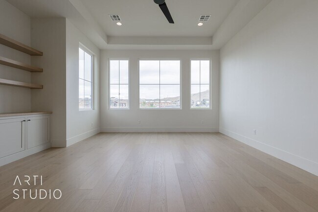 Building Photo - Beautiful Fully Furnished 3 bedroom, 2.5 B...