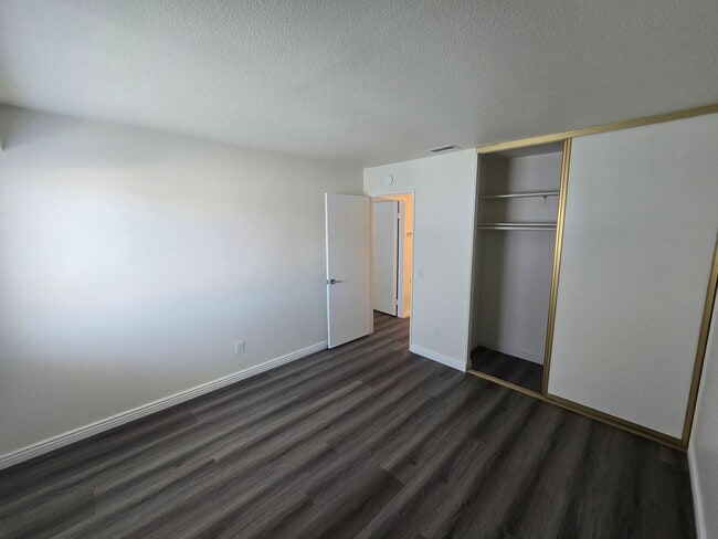 Building Photo - Beautifully renovated 3 Bed, 2 Bath condo!
