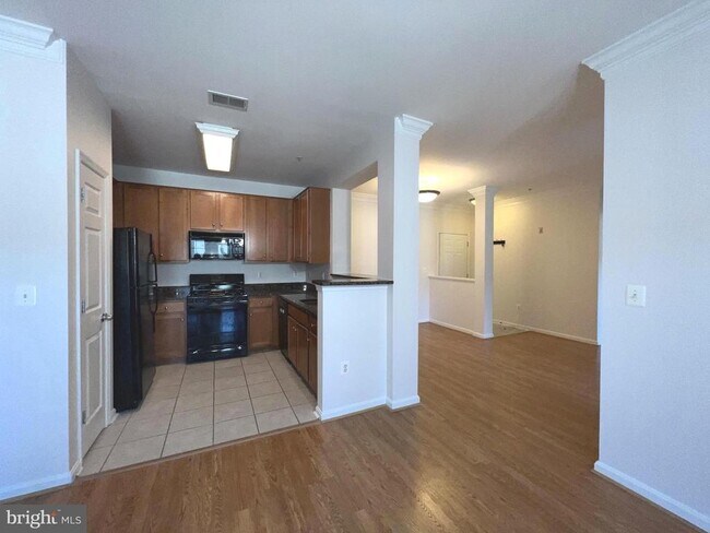 Building Photo - 4852 Eisenhower Ave