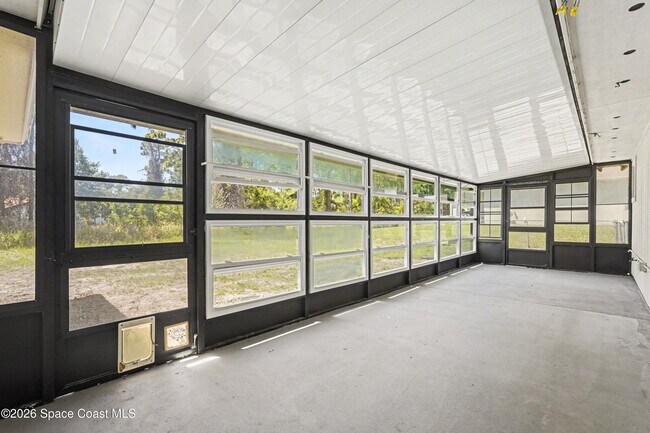 Building Photo - 320 Algiers Ave SE