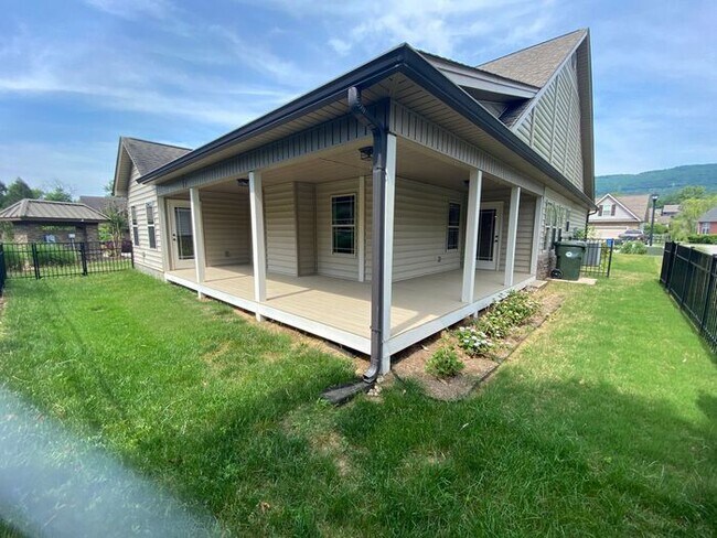 Building Photo - Now Offering ONE-MONTH FREE as Move-in Cre...
