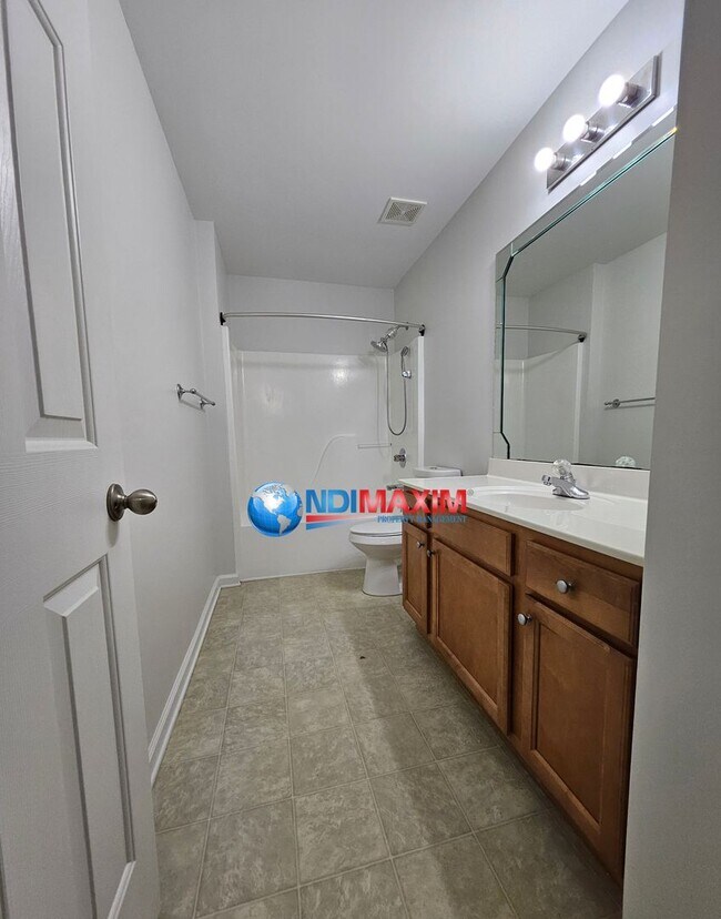 Building Photo - Spacious, open floor plan home in a very c...