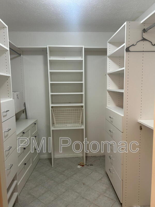 Building Photo - 1718 Crestview Dr