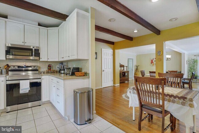 Building Photo - 5135 Summit Dr