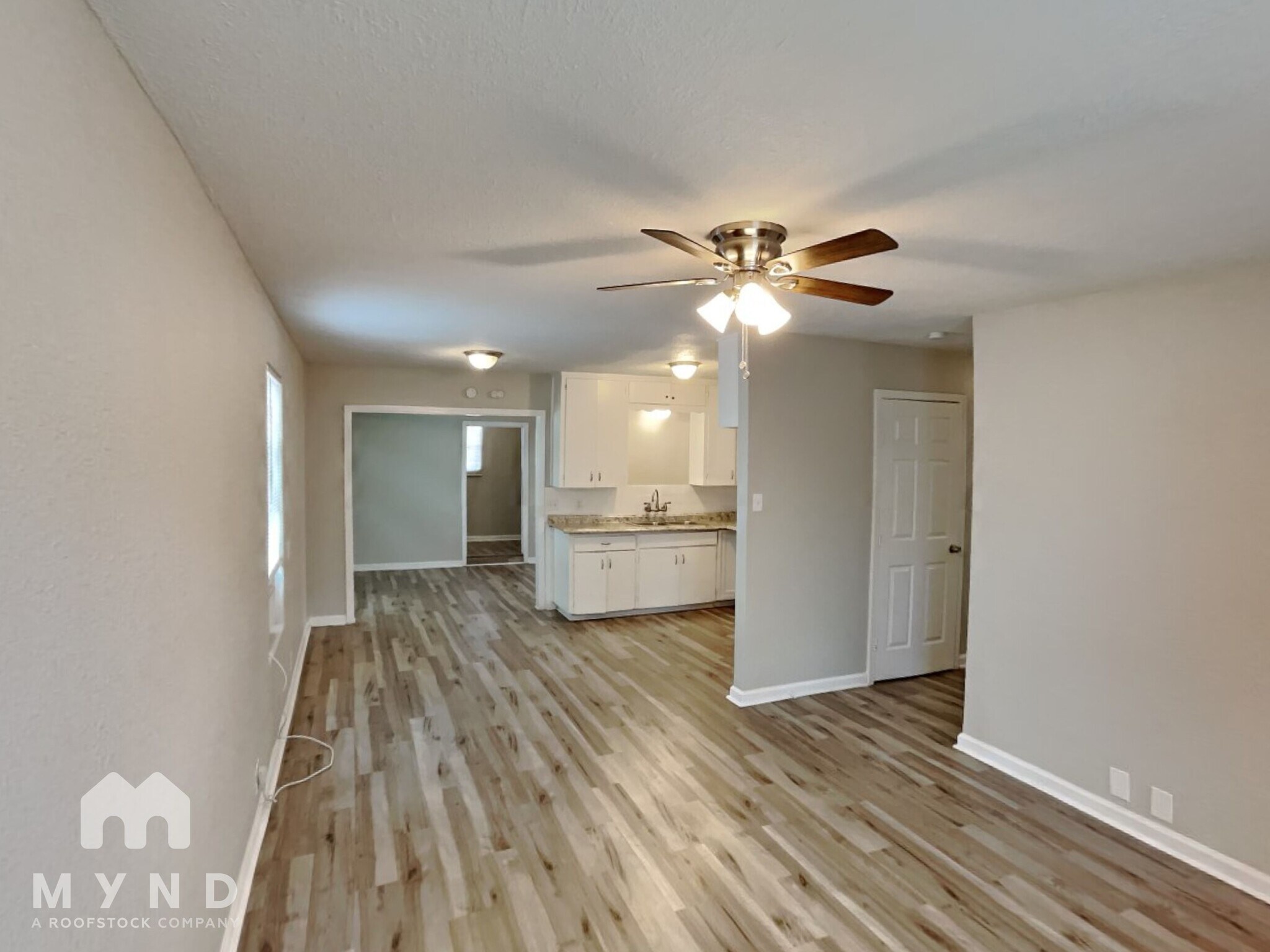 Building Photo - 1914 Roslyn St