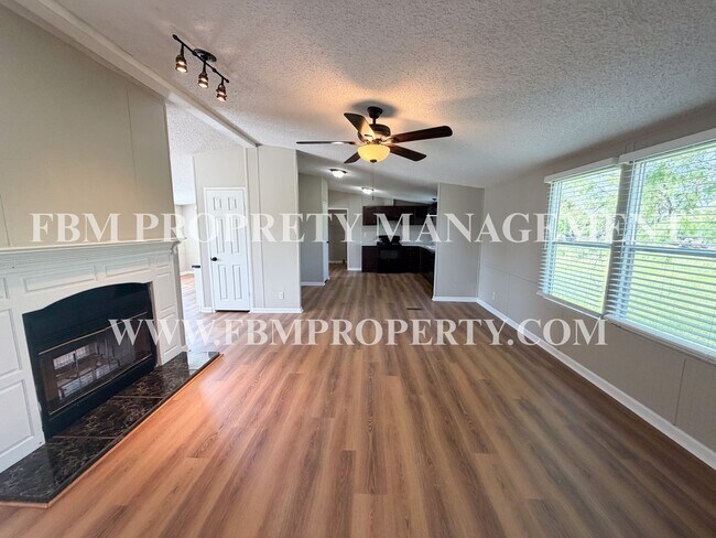 Building Photo - 135 SE County Rd 3144