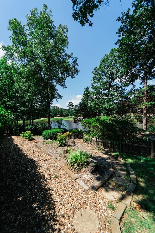 Building Photo - Beautiful Backyard Oasis on the Golf Course!