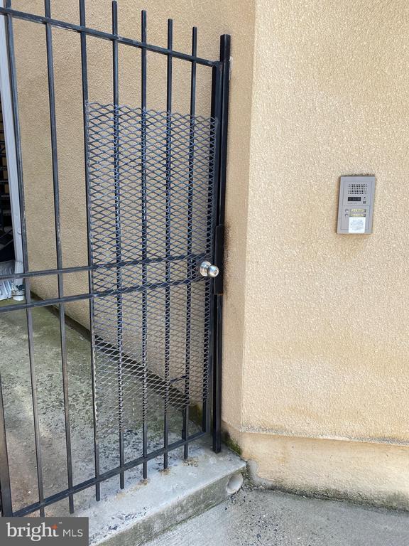 Building Photo - 910 S Charles St