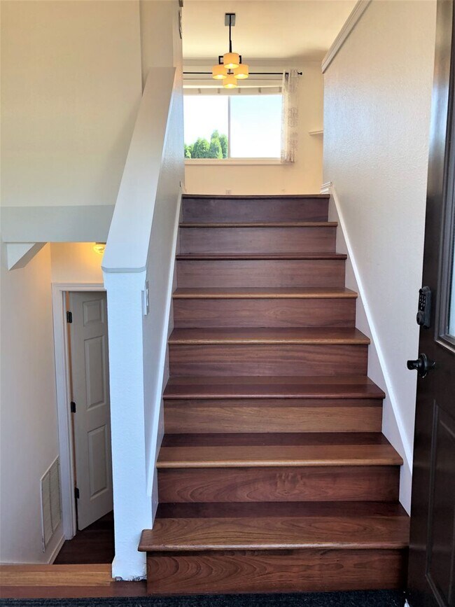 Building Photo - Fantastic Kirkland Home Available with Lar...