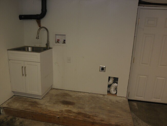 Building Photo - Charming home with basement