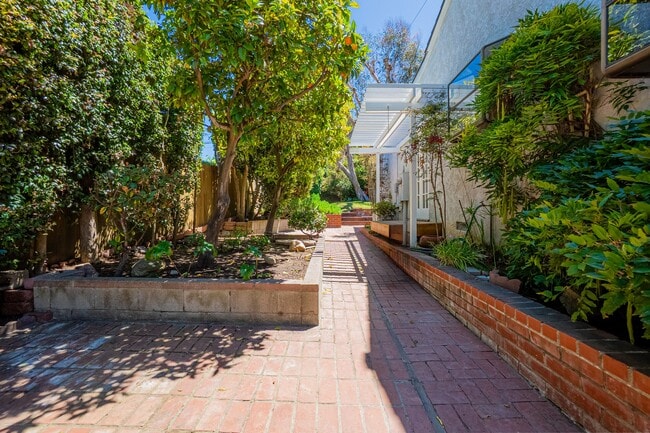 Building Photo - 4020 Vía Picaposte