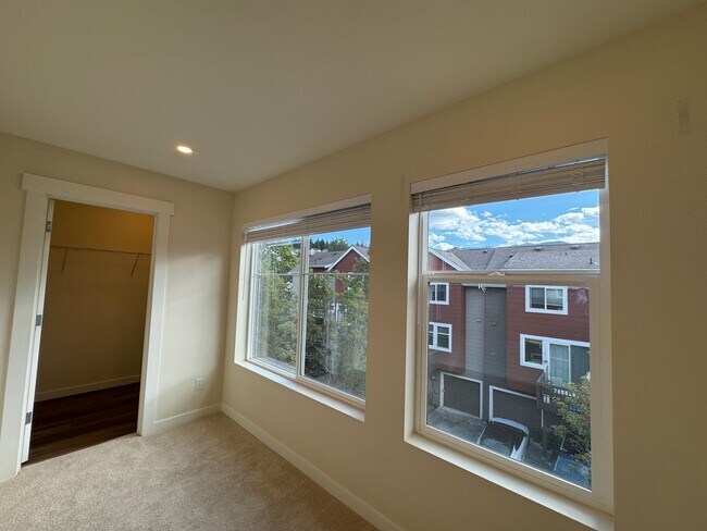 Building Photo - 2455 NE Park Dr