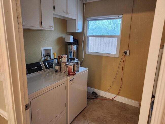 Building Photo - 357 NE Brasher Ct