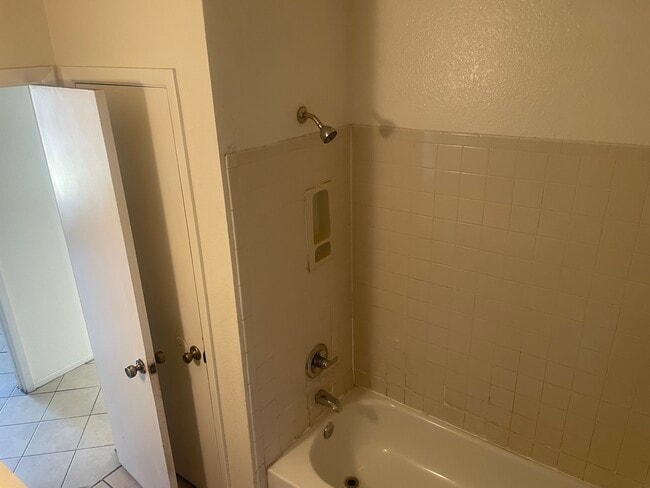 Building Photo - 5238