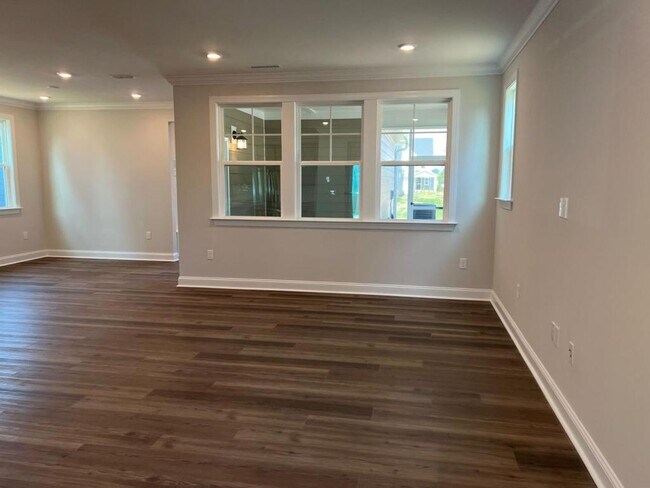Building Photo - 409 Cresting Wave Dr