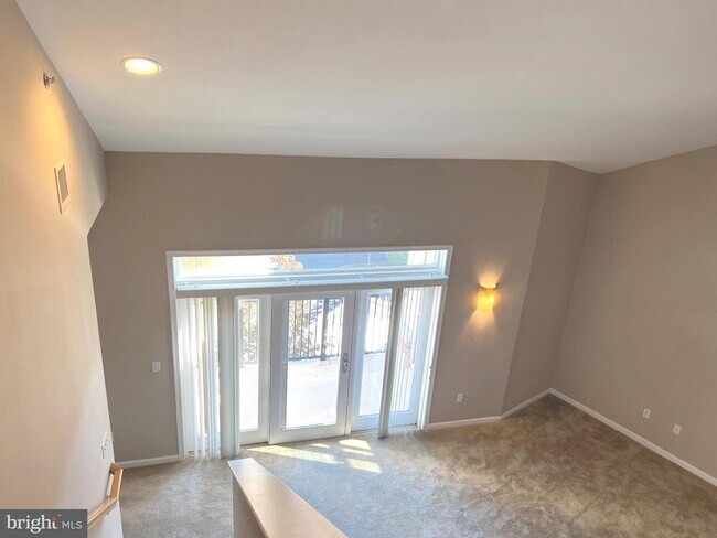 Building Photo - 527 Carson Terrace