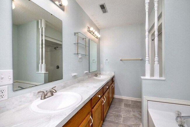 Building Photo - 15 Killarney Ln