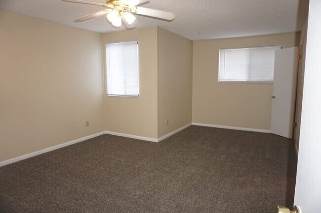 Building Photo - 3 bedroom townhouse near NAS Jax
