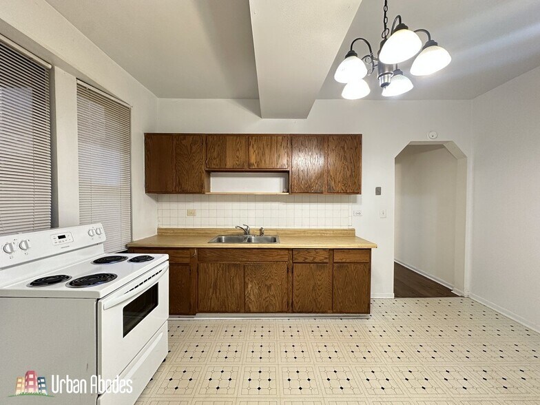 Building Photo - 3147 W Medill Ave