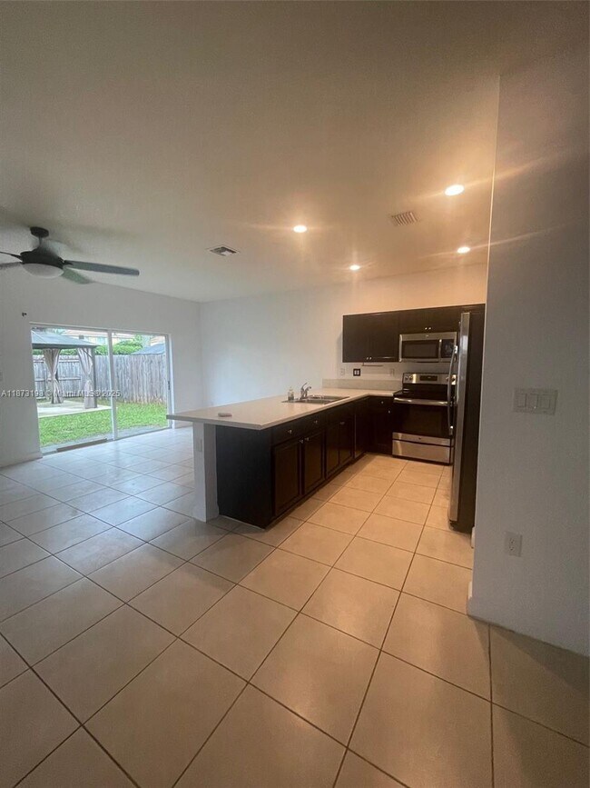 Building Photo - 3114 SE 3rd Dr