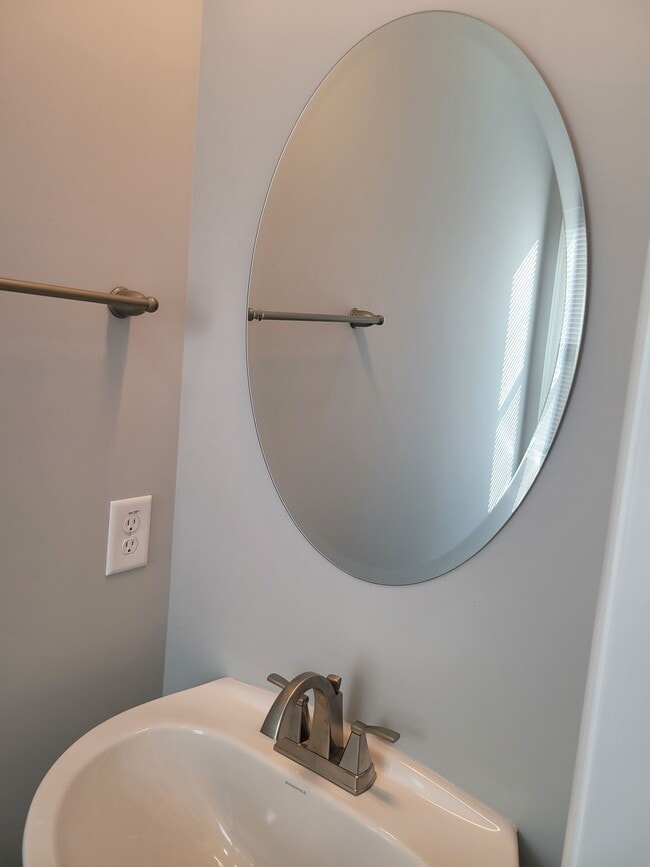 Building Photo - 2 Bedroom, 2.5 Bath Modern Duplex - Walkin...