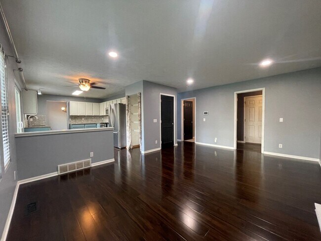 Building Photo - Home For Rent Bellevue.