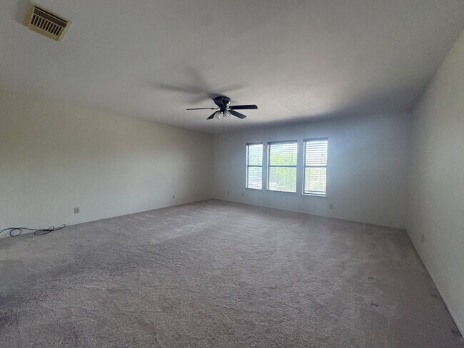 Building Photo - Spacious 4 Bedroom Home in Live Oak