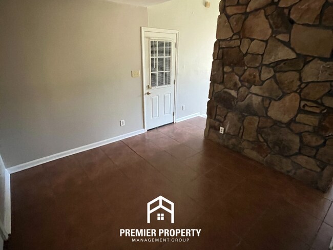 Building Photo - 4847 Daphne Rd