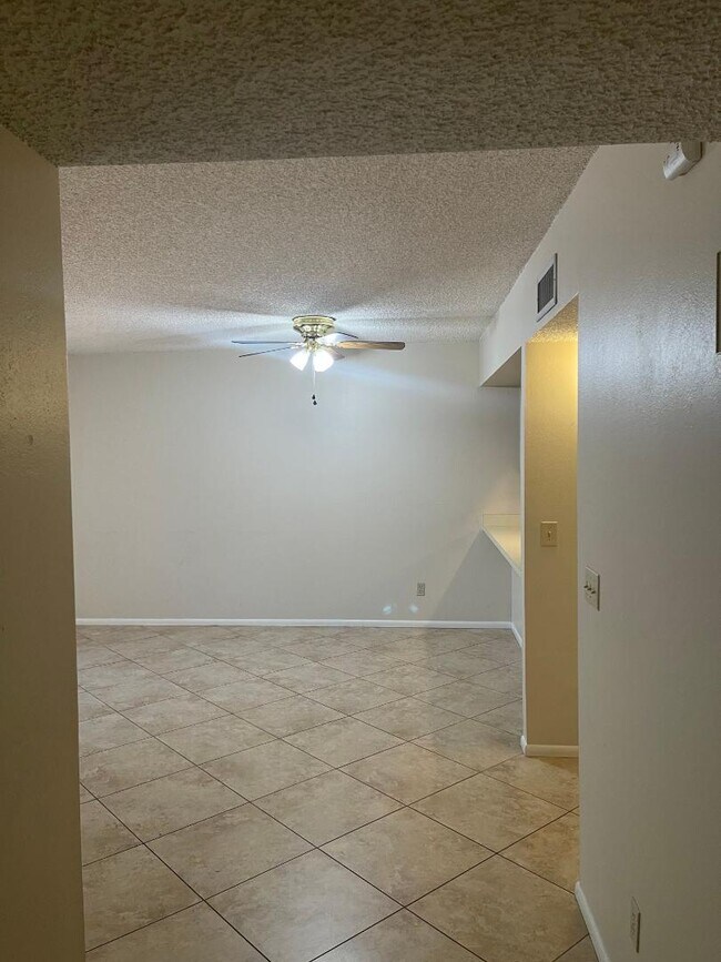 Building Photo - 897 S Pantano Pkwy
