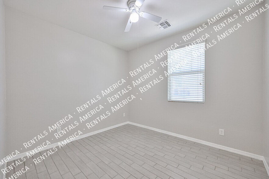 Building Photo - 15573 W Laurel Ln