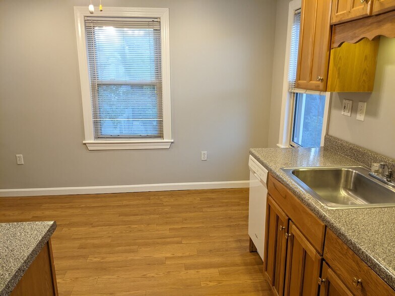 Building Photo - 66 Brock St