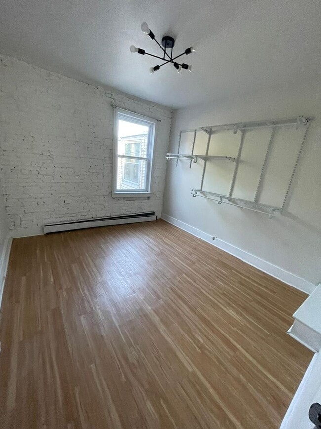 Building Photo - Cozy 2 bedroom 1 bathroom house with off-street parking