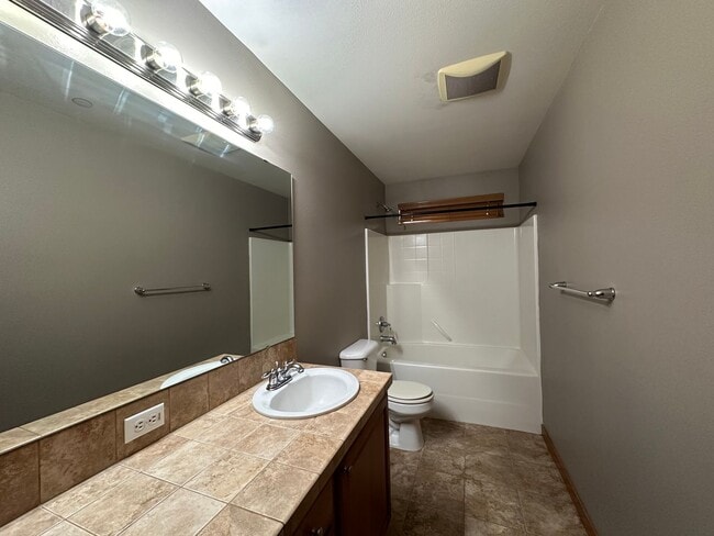 Building Photo - 1961 Nelson St